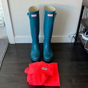 AUTHENTIC Hunter brand wellies/ rain boots women’s 8 in teal + boot sock!!